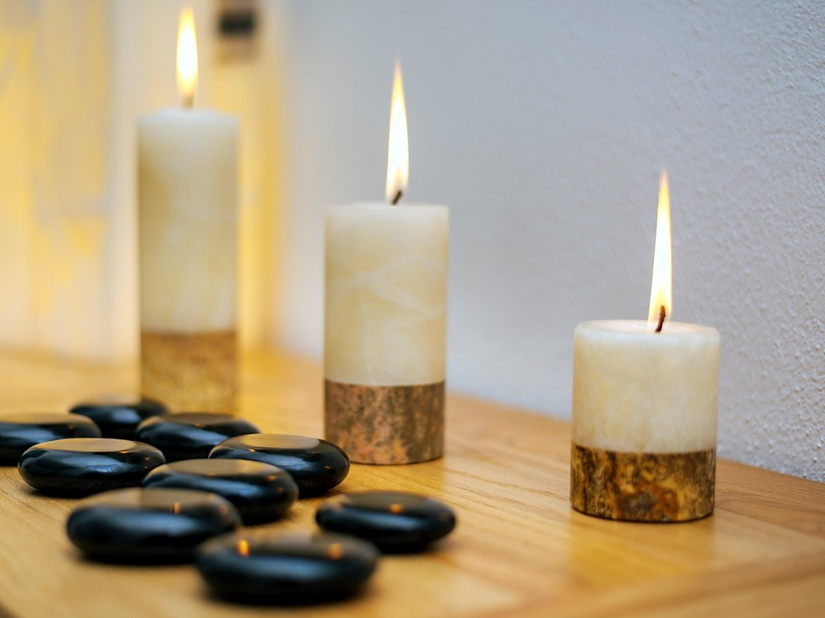 Bougies et linge pour un massage relaxant