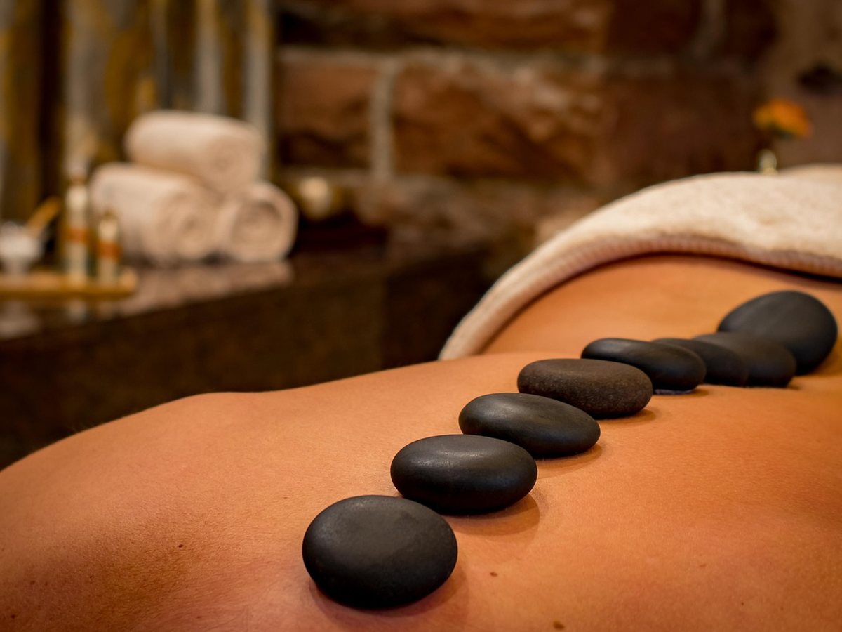Pierres de massage disposées sur une table de soin